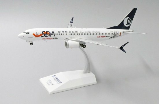 Boeing 737-8MAX Shangdong Airlines Guomei Livery with stand